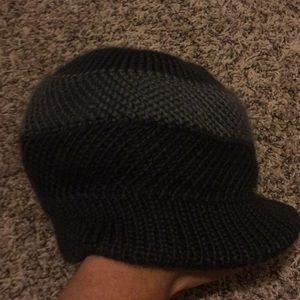 Brimmed beanie toque